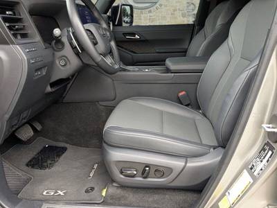 Vehicle inventory photo 5