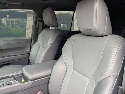 Vehicle inventory photo 8